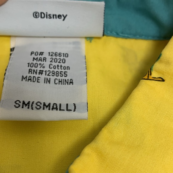 NEW Disney Camp Shirt Button Down Moana Hei-Hei Yellow Men’s Small - Picture 8 of 12